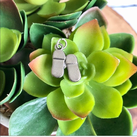 Baby Booties charm in silver NEW - Picture 2 of 5